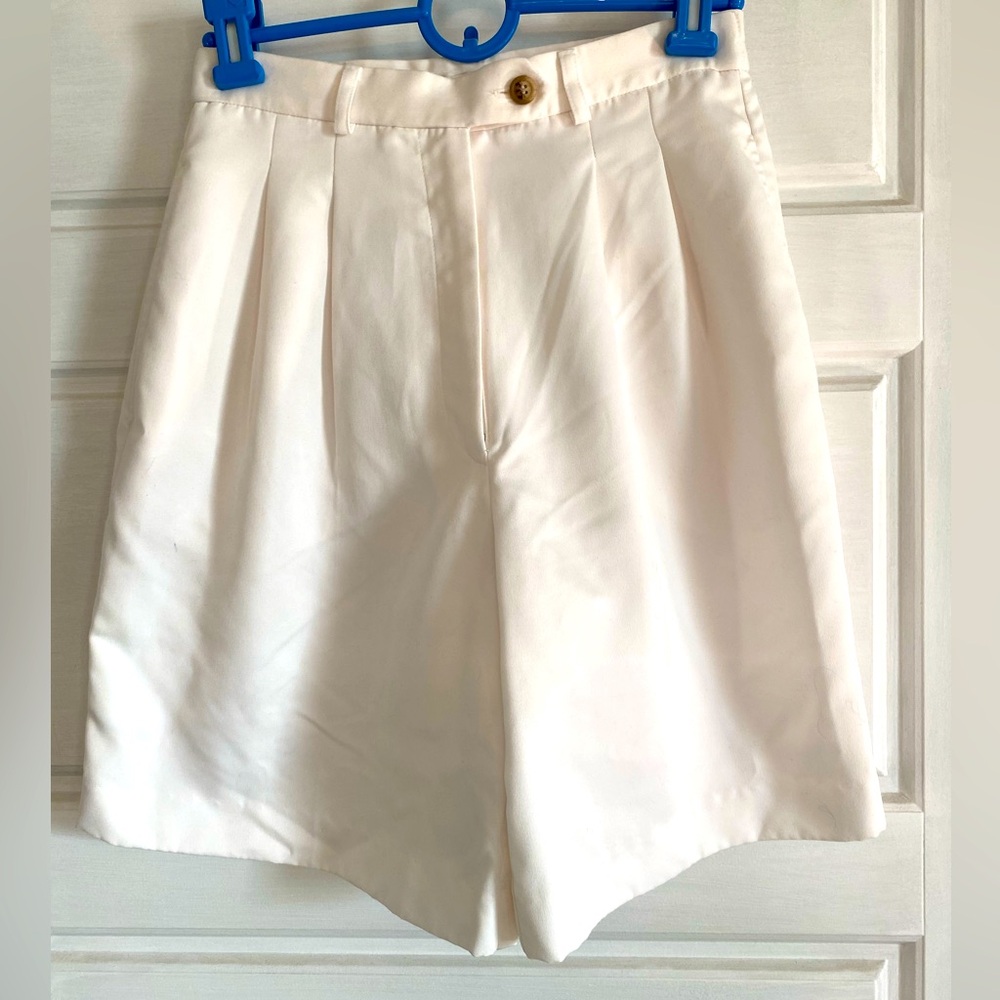 VTG high-waisted pleated shorts